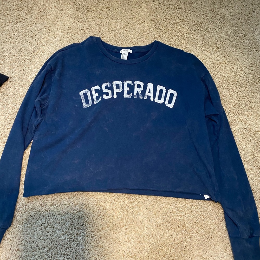 Long-sleeve tees, great to wear it to the gym!